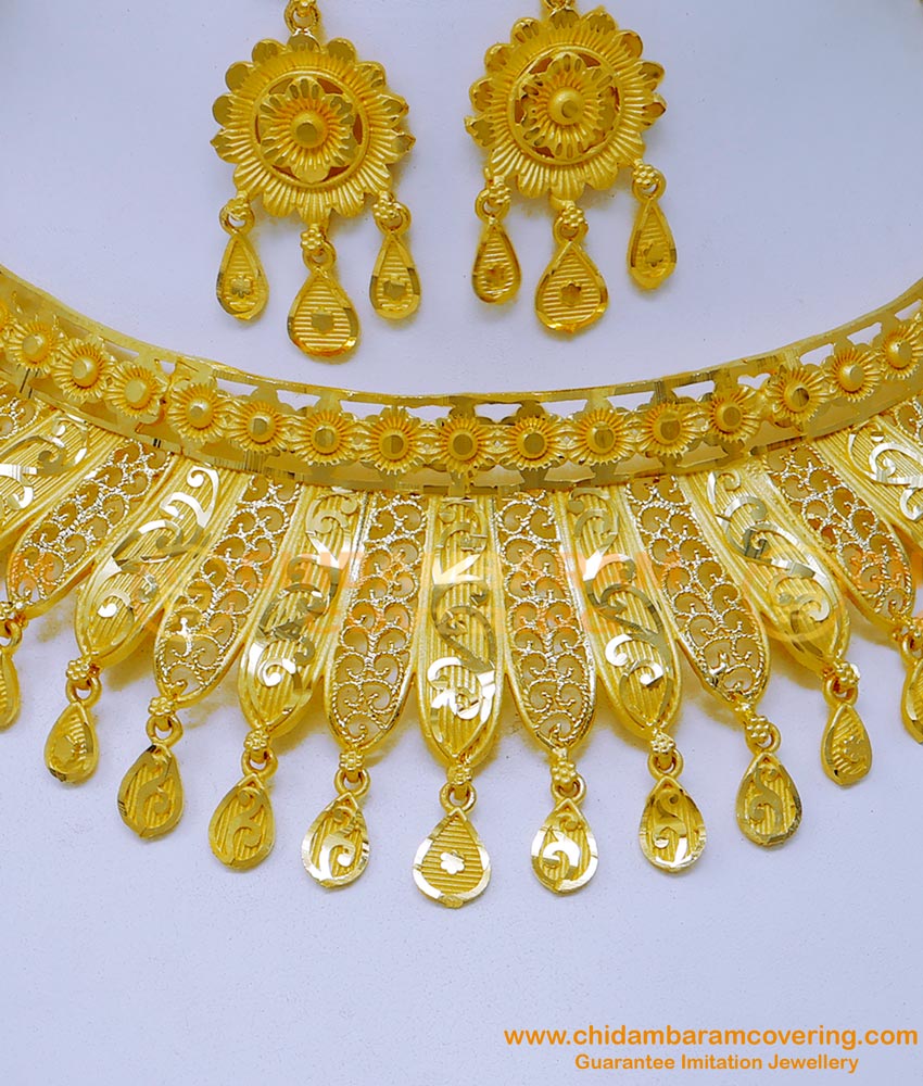 choker necklace, gold plated necklace choker, bridal gold choker necklace design, wedding jodha akbar gold necklace designs, wedding modern gold necklace designs, wedding gold necklace designs, gold plated choker necklace, choker necklace for women gold